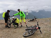 Bike Kontrolle vor der Abfahrt bei leichtem Regen