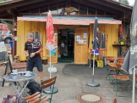 Klaus und Thomas trinken hier noch einen Cappuccino und rollen dann nach Immenstadt