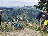 hier trennen wir uns, Manfred und Udo nehmen die anspruchsvolle Trailstrecke, Klaus und Thomas nehmen rollen weiter auf dem Schotterweg zum Hexenhäusle