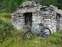 auf dem Weg stehen einige verfallene Hütten